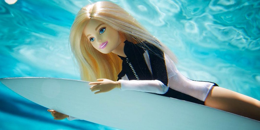 barbie à la piscine